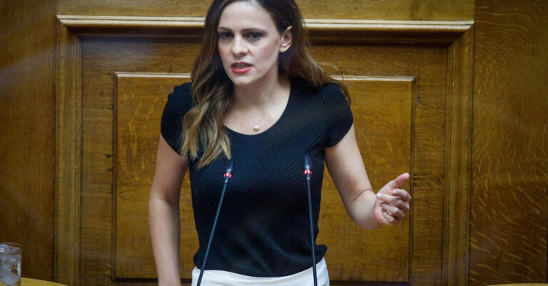 Έφη Αχτσιόγλου: «Δεν μπορούμε να συνεχίσουμε με μια κυβέρνηση που θίγει το δικαίωμα στη ζωή»