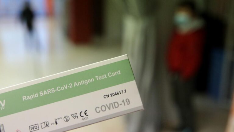 PCR test με 28 ευρώ: Ακόμα και ένας Σύλλογος Γονέων έκλεισε καλύτερη συμφωνία από την κυβέρνηση