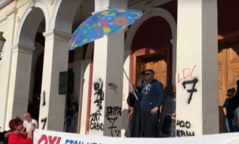 Πάτρα: Παραλήρημα από αντιεμβολιαστή ιερέα – Του άνοιξαν ομπρέλα θαλάσσης πριν μιλήσει
