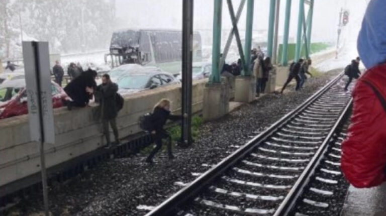 Οδηγοί σε απόγνωση παρατάνε τα αυτοκίνητα τους στην Αττική Οδό και πηδάνε στις γραμμές τους προαστιακού