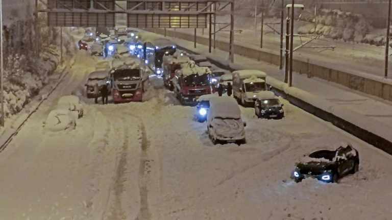 Αττική Οδός: Πάνω από 20 ώρες εγκλωβισμένοι μέσα στα αυτοκίνητα – Ολονύχτια μάχη του στρατού