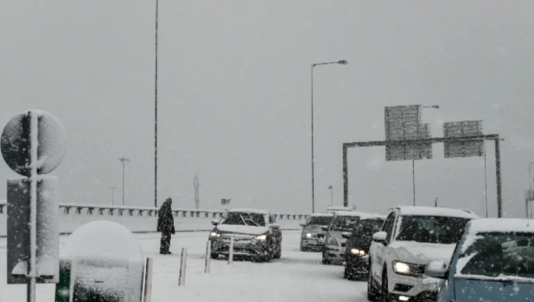 Στους οδηγούς ρίχνει την ευθύνη η «Αττική Οδός» για τον εγκλωβισμό των οχημάτων