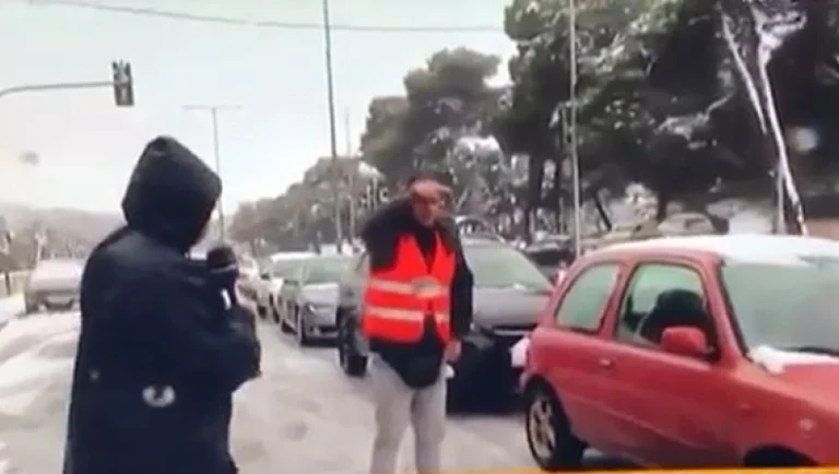 Τραγελαφικές καταστάσεις: Η ΕΛ.ΑΣ έβαλε διανομέα στην Μαραθώνος να ρυθμίζει την κυκλοφορία