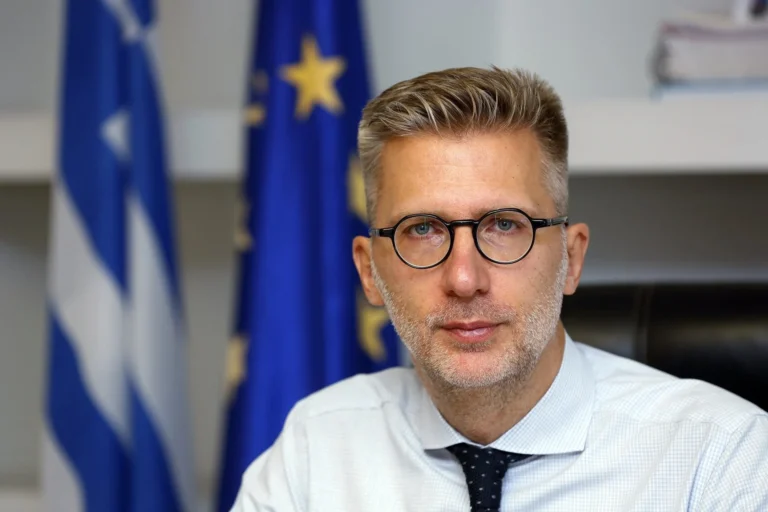 Σκέρτσος για σχολεία: «Δεν μπορούμε να τιμωρούμε άλλο τα παιδιά για τους ανεμβολίαστους»