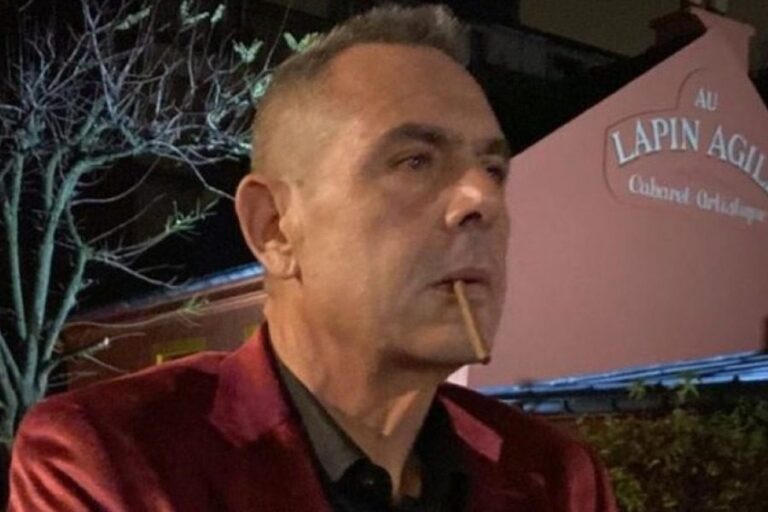 Πάνος Καμμένος: Φωτογραφίζεται σε διάσημο καμπαρέ της Μονμάρτρης με κόκκινο σακάκι