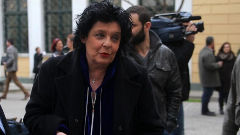 «Τους έκανε ρόμπα» η Κανέλλη: Μάσκες «Μade in Turkey» προμηθεύτηκε η Βουλή