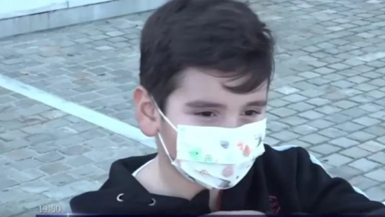 Viral πιτσιρικάς: «Θέλω να γυρίσω στο σχολείο γιατί έχω ωραία δασκάλα»