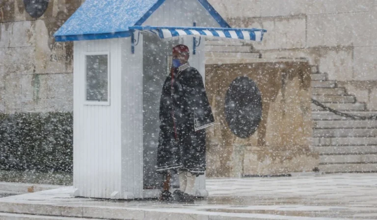 Γεια σου τσολιά μου… Οι Εύζωνες δεν λυγίζουν από την κακοκαιρία