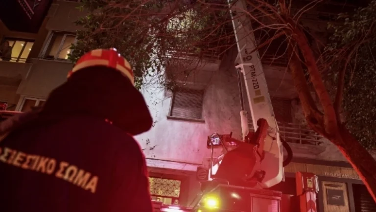 Νεκρή 87χρονη από φωτιά σε διαμέρισμα στο Κολωνάκι: Την βρήκαν αγκαλιά με το γατάκι της