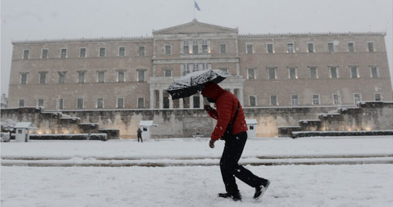 «Κλείδωσε» η χιονόστρωση και στο Σύνταγμα, «πιθανόν να χρειαστούν αλυσίδες και στο κέντρο της Αθήνας»