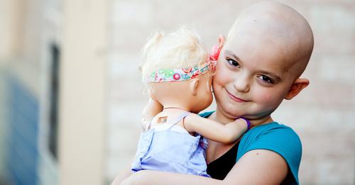 «Είναι πανέμορφα τα καραφλά μας κεφαλάκια»: Το δυνατό μήνυμα που στέλνουν τα παιδιά με καρκίνο