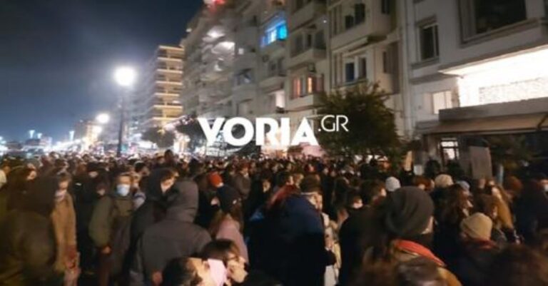 Θεσσαλονίκη – Υπόθεση βιασμού 24χρονης: Συνθήματα έξω από μαγαζί της παραλιακής