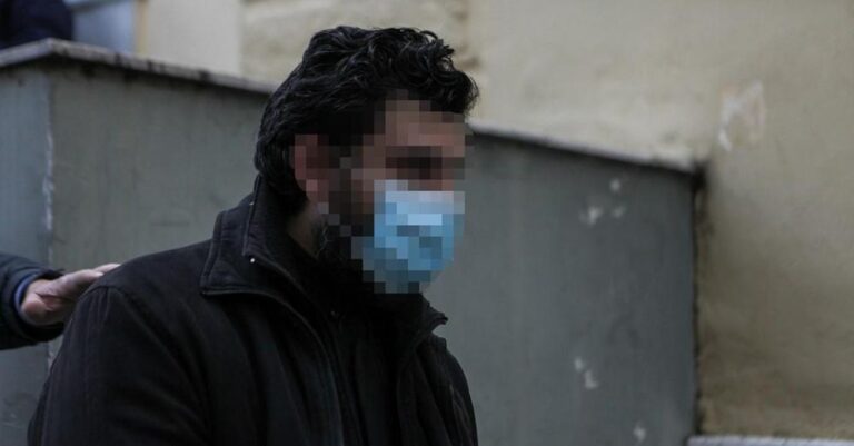 Σοκαριστικές αποκαλύψεις για τον σάτυρο ιερέα: «Έπαιρνε ιερόδουλες σε διαμέρισμα στο Παγκράτι και τις έντυνε καλόγριες»