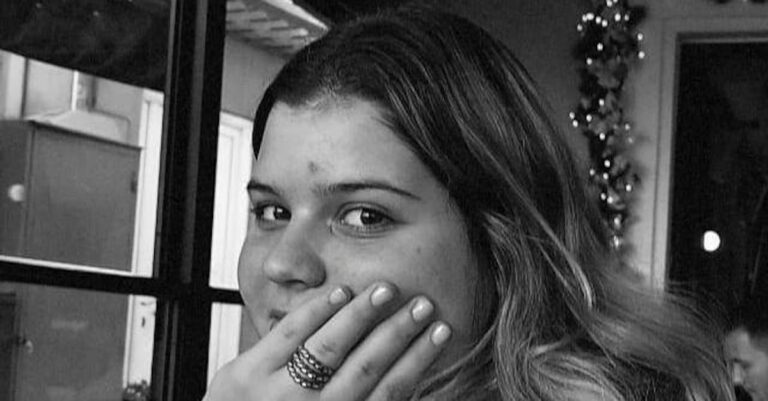 Θρήνος για την 17χρονη τρίδυμη Ελένη που «έσβησε» στην άσφαλτο – Σκηνές αρχαίας τραγωδίας στο «ύστατο χαίρε»