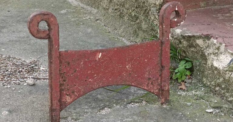 Το ορθογώνιο σίδερο δίπλα από τις εισόδους των παλιών σπιτιών και ποια ήταν η χρήση του