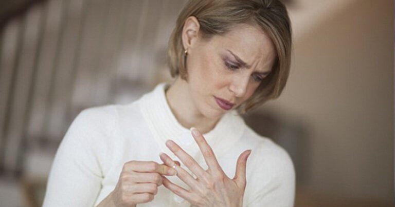 Δεν είμαι ευτυχισμένη στον γάμο μου, όμως δεν θέλω να χωρίσω λόγω του παιδιού. Είναι λάθος η απόφασή μου;