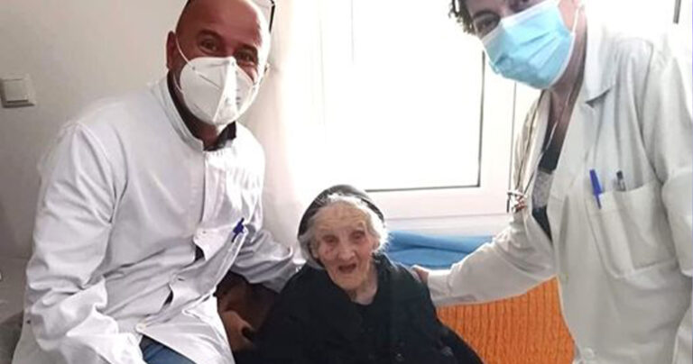 Σέρρες: Γιαγιά εμβολιάστηκε στα 107 της γιατί της έλειψαν οι φιλενάδες της