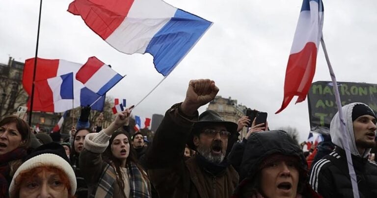 Γαλλία: Αντιεμβολιαστές διαδηλώνουν κατά του Μακρόν – «Εμείς θα σε τσαντίσουμε»