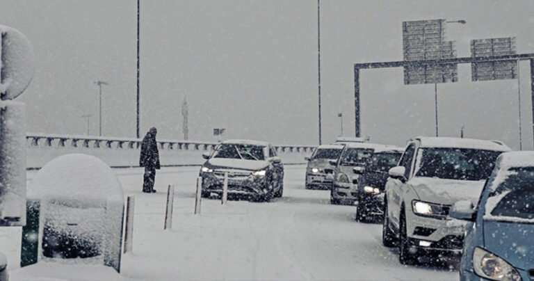 Συγκλονίζει εγκλωβισμένος 75χρονος στην Αττική Οδό: «Σας παρακαλώ πέστε τους να δείξουν έλεος»