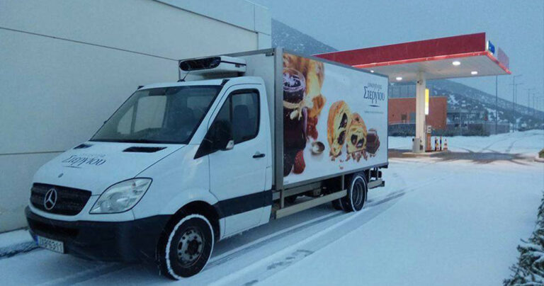 Αττική Οδός: Οδηγός της εταιρίας «Οικογένεια Στεργίου» ήταν αυτός που μοίραζε τρόφιμα στους εγκλωβισμένους