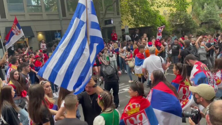 Νόβακ Τζόκοβιτς: Eλληνικές σημαίες έξω από το ξενοδοχείο του σε διαδήλωση στην Αυστραλία