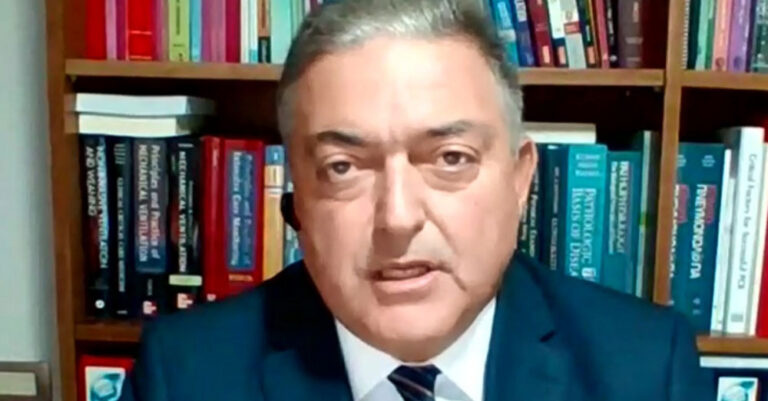 Προκλητικός ο Bασιλακόπουλος: «Κόψτε μισθούς και συντάξεις για να εμβολιαστούν»
