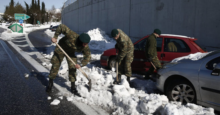 Πεντάγωνο: Εξοργίστηκαν όταν είδαν τους φαντάρους να φτυαρίζουν το χιόνι στην Αττική Οδό