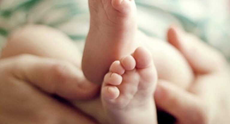 Συγκλονίζει η μητέρα του βρέφους που πέθανε από κορωνοϊό: «Είδα απινιδωτές και κατάλαβα»