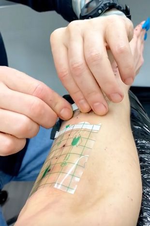 0 pay 0 mum gets ruler tattoo so she can measure a mans penis size at any time
