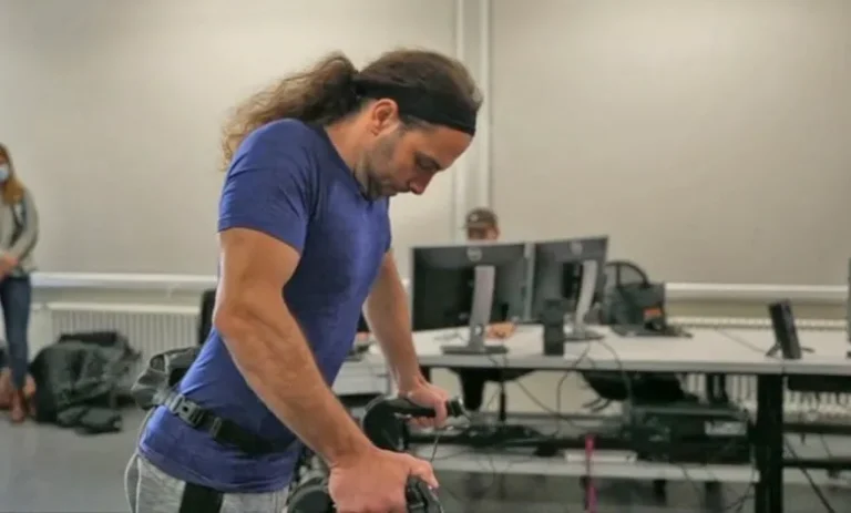 Τεχνολογικό θαύμα! Παράλυτος με κομμένο νωτιαίο μυελό περπάτησε ξανά χάρη σε εμφύτευμα