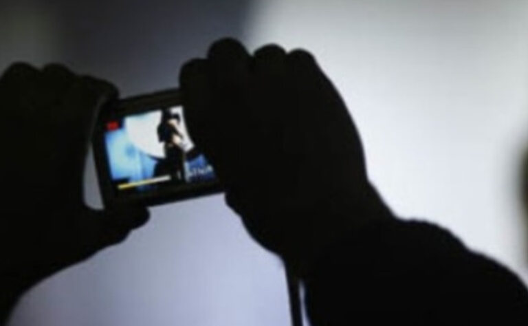 Συγκλόνισε η αυτοκτονία του πατέρα μετά το ροζ βίντεο του γιού του – «Στενεύει» ο κλοιός για αυτούς που το διέρρευσαν