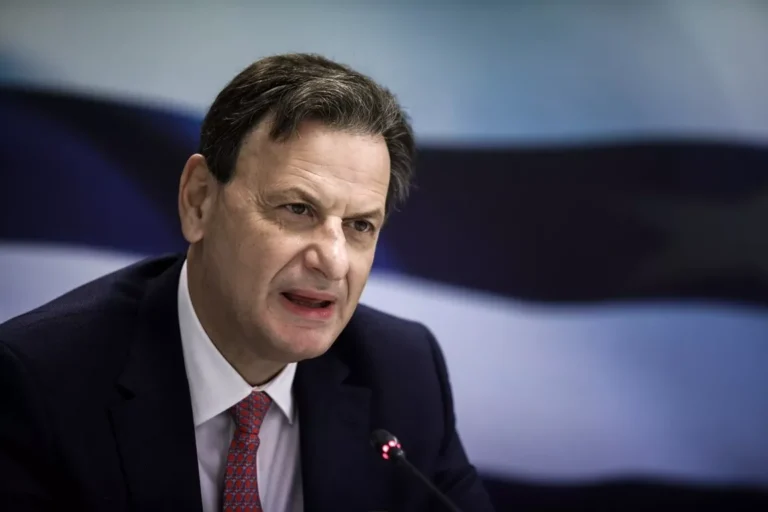 Σκυλακάκης: «Τα φτωχά νοικοκυριά χρησιμοποιούν λιγότερο τα καύσιμα, γιατί δεν έχουν αυτοκίνητο»