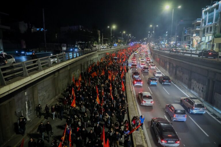 Πόλεμος στην Ουκρανία: Πορεία του ΚΚΕ από τη ρωσική προς την αμερικανική πρεσβεία