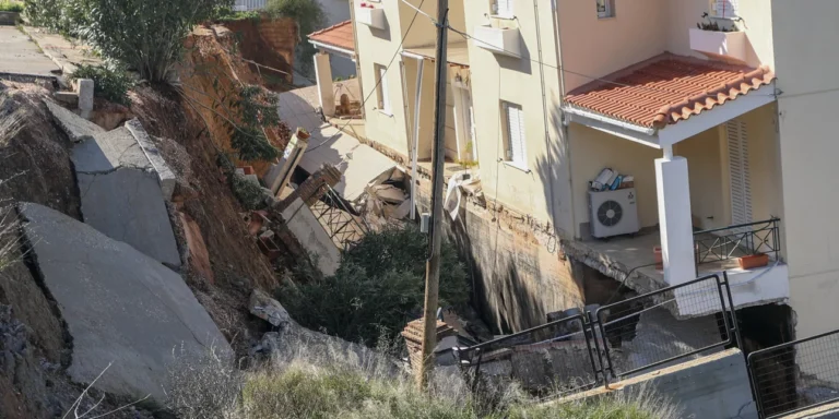 Νέος Βουτζάς: Σπίτι «έπεσε» τρία μέτρα χαμηλότερα – Απίστευτο βίντεο