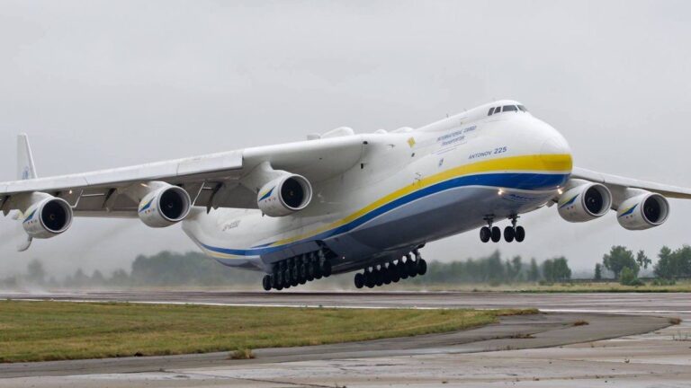 Εισβολή στην Ουκρανία: Καταστράφηκε το Antonov An-225, το μεγαλύτερο αεροσκάφος στον κόσμο