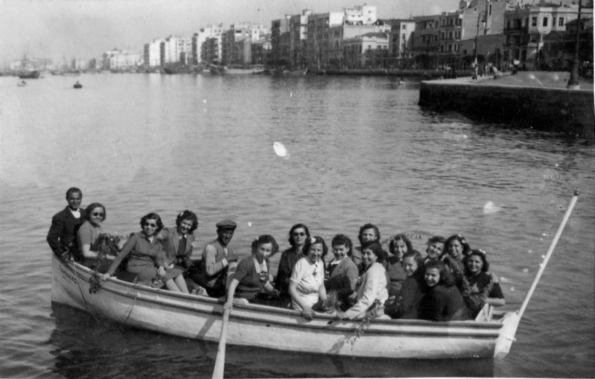 Απ΄ότι φαίνεται η ίδια βάρκα την 1η Μαϊου 1942. Τρίτη κοπέλα από αριστερά, η μητέρα μου, Χρυσούλα Βαλιούλη και τελευταία στην αριστερή μεριά η αδελφή της Ανθούλα.