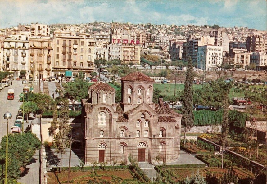 Τα έχει όλα, σχεδόν όπως τα ξέρουμε -Παναγία Χαλκέων, πλατεία Δικαστηρίων, αφετηρίες λεωφορείων, Αρχαία Αγορά, ακόμα και ...Ιζόλα. Δεν είναι η γοητευτική πόλη των φωτογραφιών του Μεγάλου Πολέμου, αλλά είναι η δική μας πόλη του 1970. Αγαπητή.