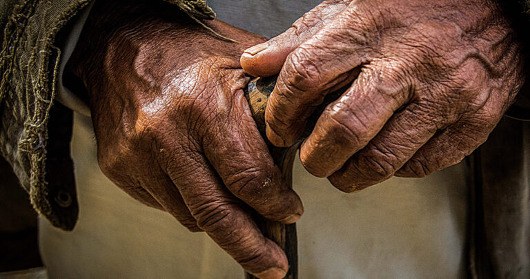 Τα χέρια: Το υπέροχο ποίημα αφιερωμένο στην τρίτη ηλικία που συγκινεί