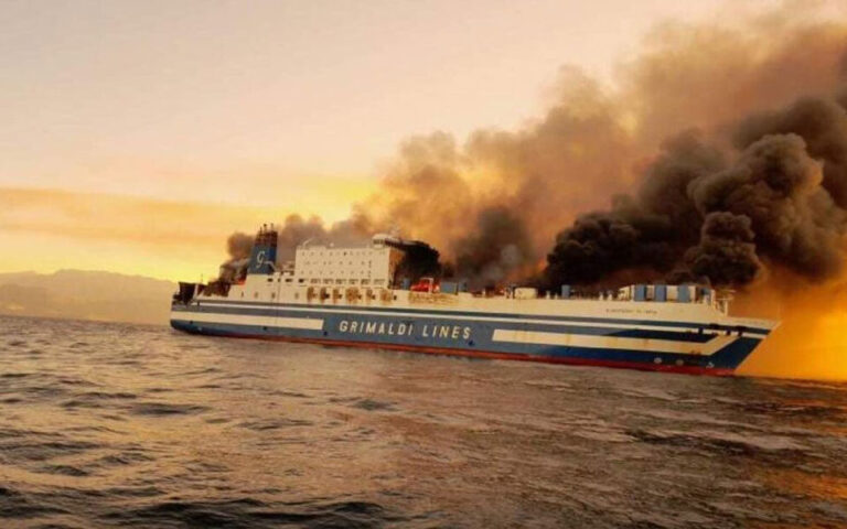 Euroferry Olympia: Ζωντανός εντοπίστηκε στην πρύμνη του πλοίου ένας από τους αγνοούμενους