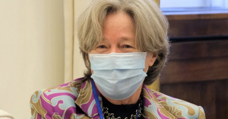 Αθηνά Λινού: «Λάθος τα προνόμια στους εμβολιασμένους και αυτοί μολύνουν»