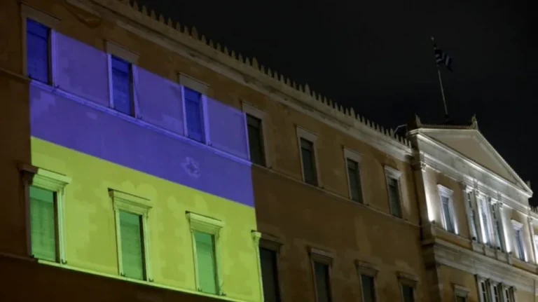 Με τη σημαία της Ουκρανίας φωταγωγείται η Βουλή