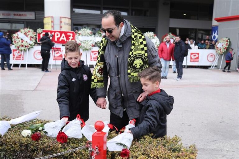 Ο άξιος πατέρας που κέρδισε τις εντυπώσεις στο Μνημόσυνο της Θύρας 7