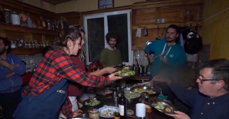 Ζούνε σε κοινόβιο έξω από τη Λάρισα – Μένουν σε καλύβες και δεν τους ενδιαφέρει καμία πολυτέλεια