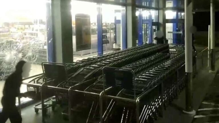 Ιλιον: Γυαλιά καρφιά το σούπερ μάρκετ που μήνυσε την ηλικιωμένη – Επέμβαση του Ρουβίκωνα