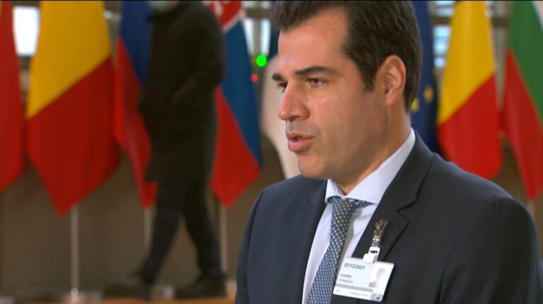 Πλεύρης: Προαναγγέλλει το τέλος της πανδημίας για τους εμβολιασμένους