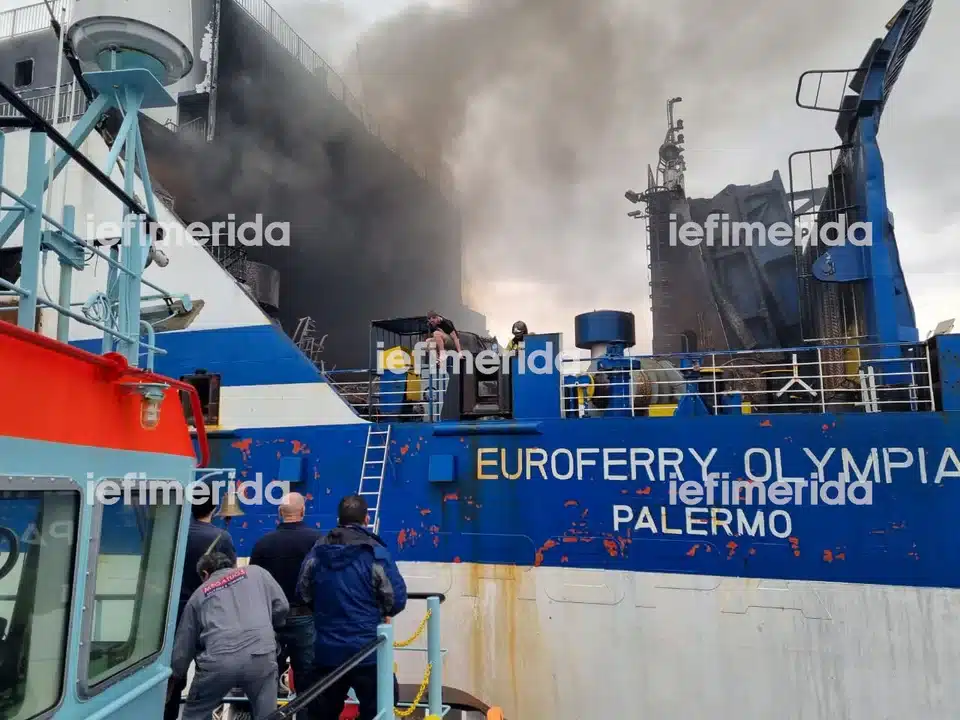 ploio agnooymenos zontanos2.jpg