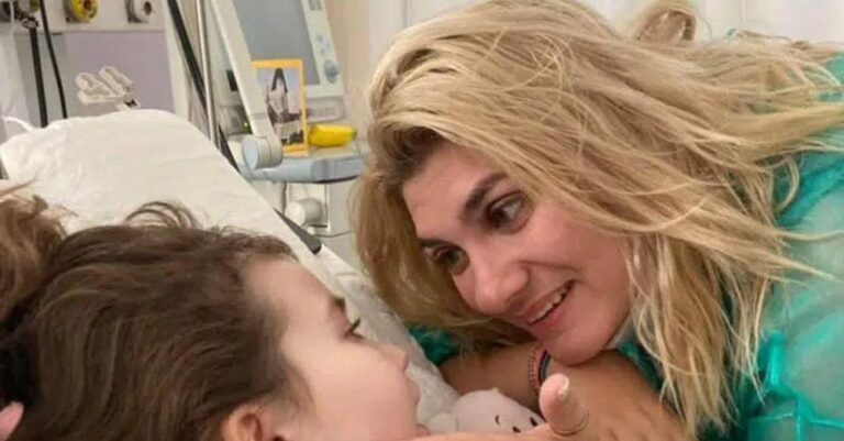 «Σας έχω θυμώσει γιατί αφήσατε την αγκαλιά μου άδεια»: Συγκλονίζει η ανάρτηση της μάνας που έχασε και τα 3 παιδιά της