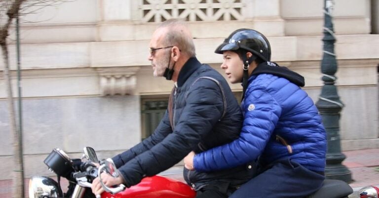 Πέτρος και Μάξιμος Κωστόπουλος: Easy riders στο Κολωνάκι με τα ίδια παπούτσια