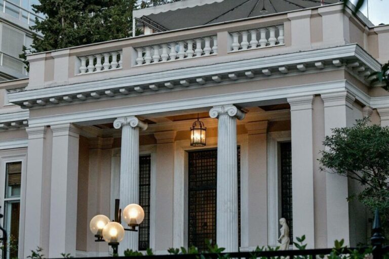 Κυβέρνηση τεχνοκρατών: Σενάρια για Στουρνάρα, Σχοινά, Βενιζέλο προκαλούν παράκρουση στο Μαξίμου