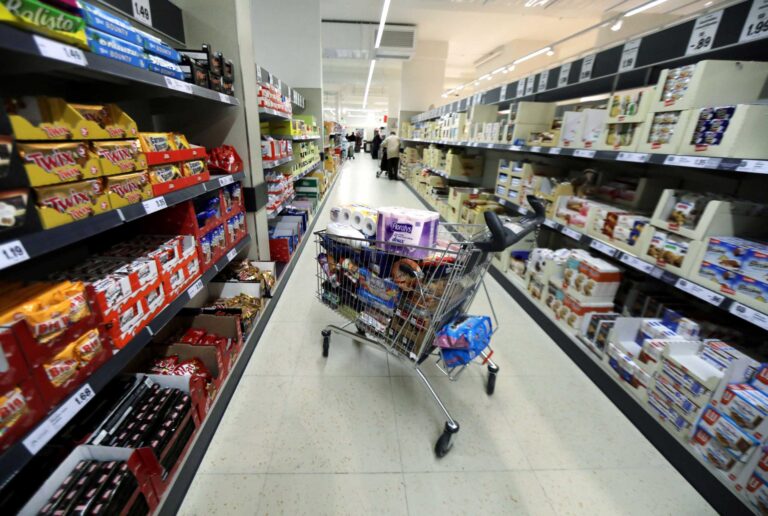 Μετά τη λαϊκή κατακραυγή μειώνουν τους φόρους σε τρόφιμα και καύσιμα